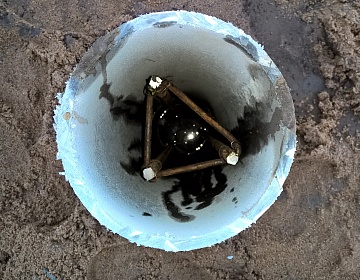 Каркас сваи установлен в цементной трубе
